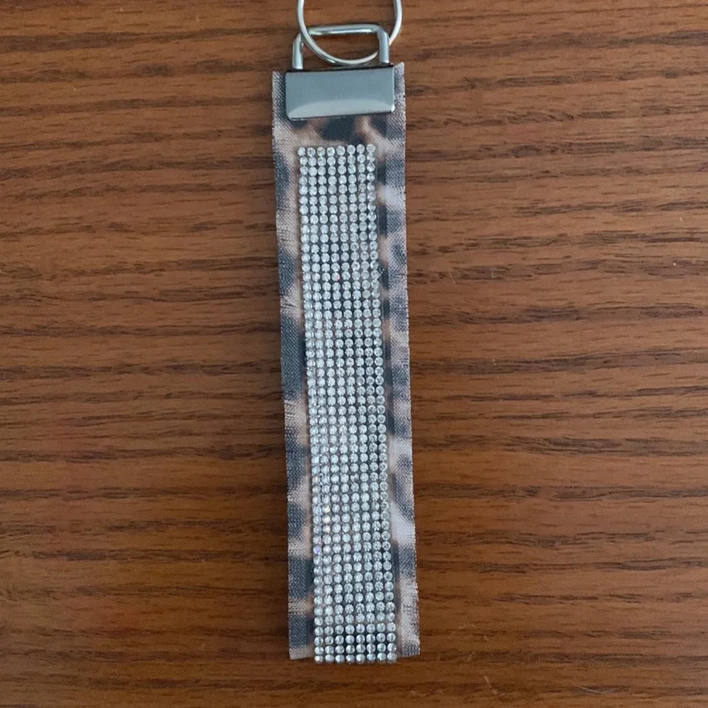 ✨Fashionable wristlet/keychain!✨